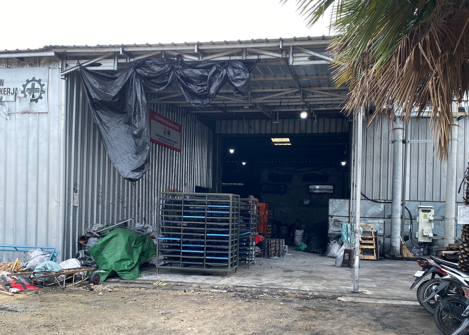 Indonesian factory producing premium coconut shell charcoal briquettes